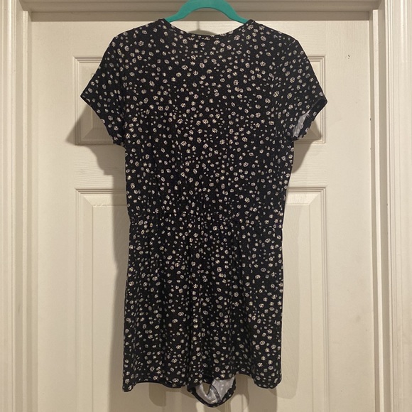 Black with daisies romper, size large, good condition - Picture 2 of 2